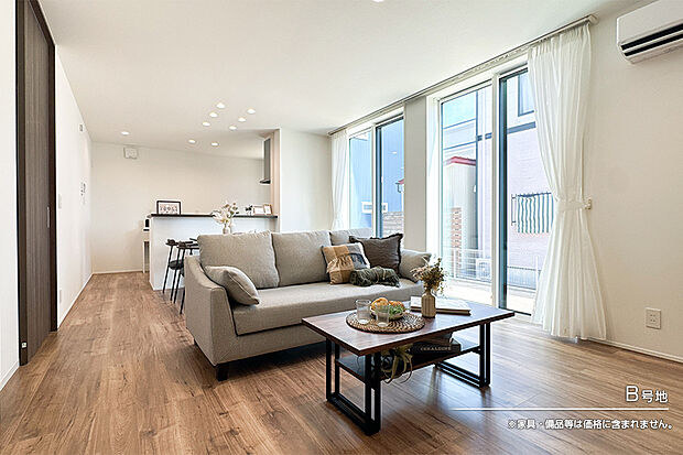 【B号地 リビング】LD南面の窓は天井際まであるため、開放的な空間となります