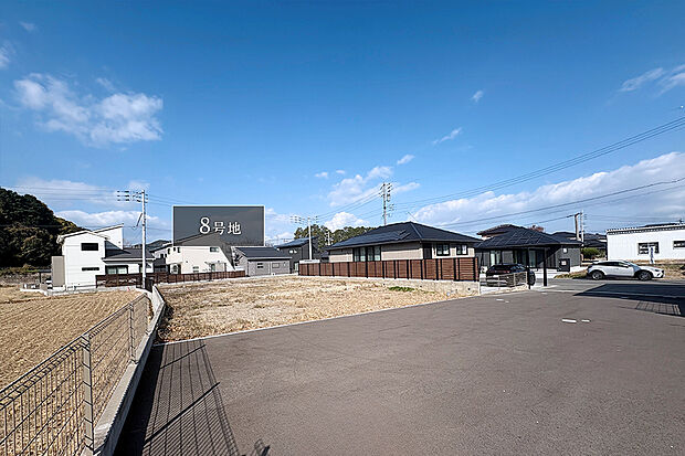 【8号地 外観】西側が公園となっているため建物が無く、開放感のある明るい区画です。 幅員6m道路で車の出し入れもス