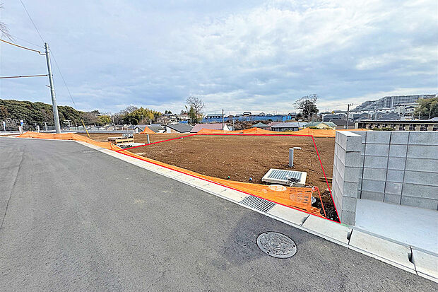 【8号地 外観】ひな壇状の大型分譲地。日当たりや通風、眺望が充実した開放感のある暮らしが実現します。
北道路の