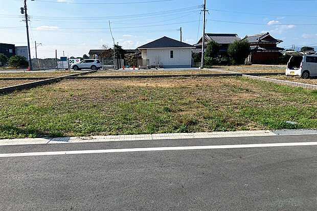 【12号地 外観】218.07m2と、ゆとりある広さ。 平屋での建築も可能でゆとりある駐車スペースや広々としたお庭も