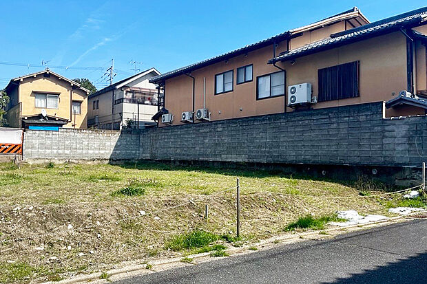 【2号地 現地写真】146m2超と、ゆとりある広さ。 整形地のため、多彩なプランニングが検討可能です。 明るい吹き抜