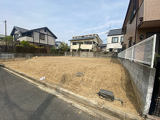 【2号地 外観】陽当りを活かした明るい吹き抜けリビング、家族との会話が弾むアイランドキッチン、仕事や趣味に没頭できる
