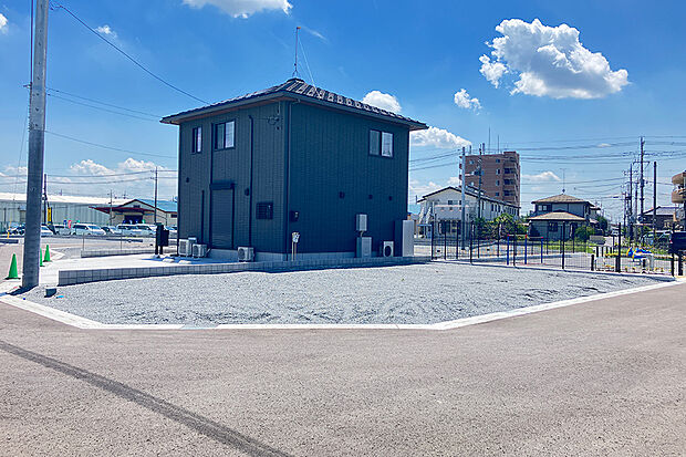 【23号地 外観】全25区画の大型分譲地！  前面道路幅6mで、車の走行、駐車もスムーズに行えます。 
高低差が少な