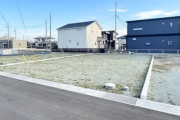 【6号地 外観】57坪超と、ゆとりがあり、お庭のスペースも広々ととれます。 前面道路は6mあり、車の出し入れも余裕