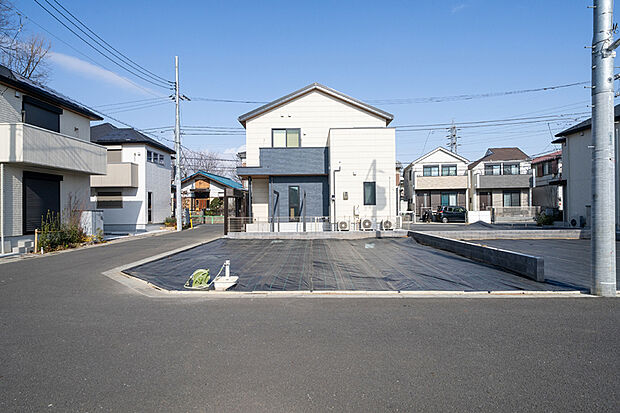 【15号地 外観】前面道路幅5m。 
高層建築物の心配がなく、静穏な住環境が守られる第一種低層住居専用地域に位置し、