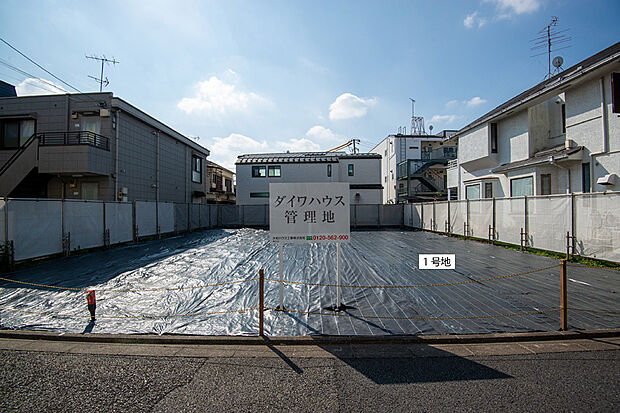 【1号地 前面道路含む現地写真】敷地面積は147.41m2(他にセットバック面積1.59m2あり) 北側3.75m道路に面する整形地