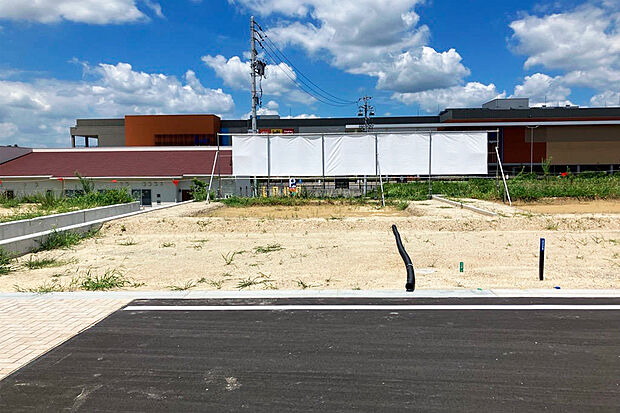 【25号地 外観】前面道路は6mと、車の出し入れやすれ違いにもゆとりがあります。  整形地のため、多彩なプランニングが