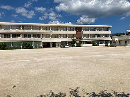中村小学校 約740m