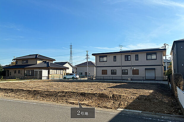 【2号地 外観】前面道路は6mと、車の出し入れやすれ違いにもゆとりがあります。 整形地のため、多彩なプランニングが