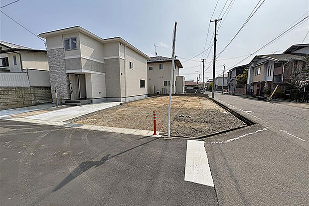 【1号地 現地土地写真】142.84m2の整形地。二方向が道路に面した角地です。 
西側の道路幅は約7mあり、車でのすれ違