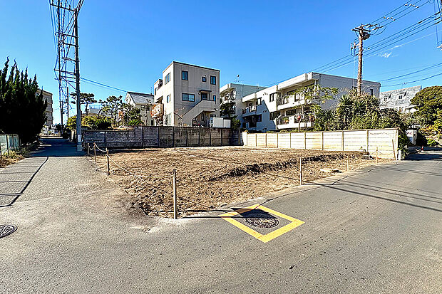 【2号地 外観】■ゆとりある敷地面積約54.23坪で南東道路に面した土地は日当たり良好。プランが立てやすい敷地です。