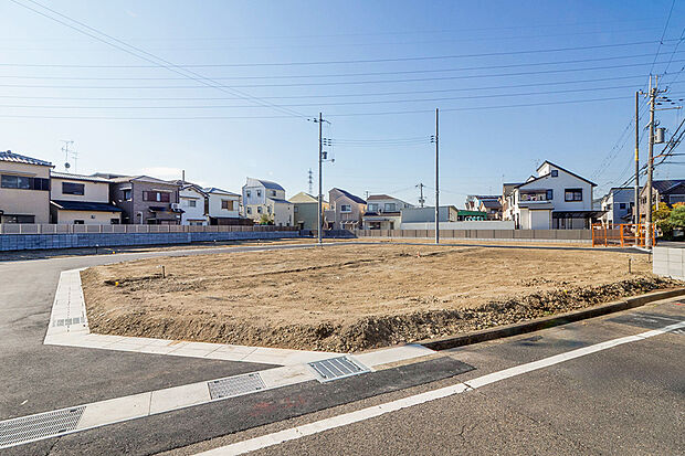 【15号地 外観】112m2超の開放的な角地区画です。  北東側の前面道路は7mと、車の出し入れやすれ違いにもゆとりが