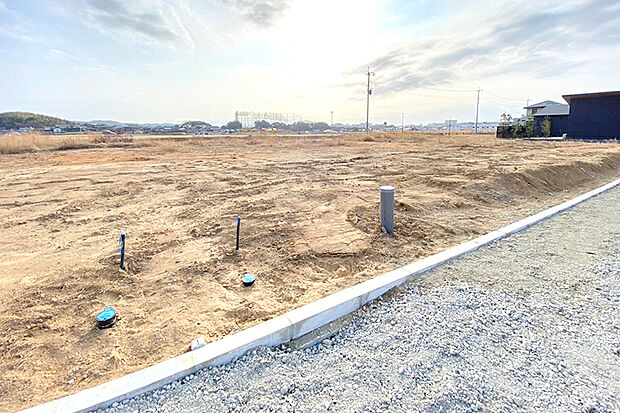 【3号地 外観】200m2超と、ゆとりある広さ。 前面道路は9mで、車の出し入れやすれ違いにもゆとりがあります。  