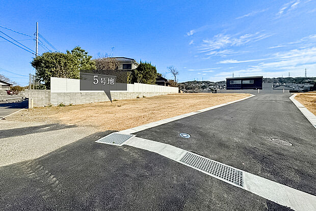 【5号地 外観】255m2超と、ゆとりある広さ。 開放感のある、明るい角地区画です。 明るい吹き抜けリビング、