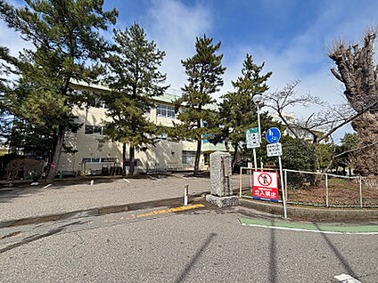 内野小学校 約240m