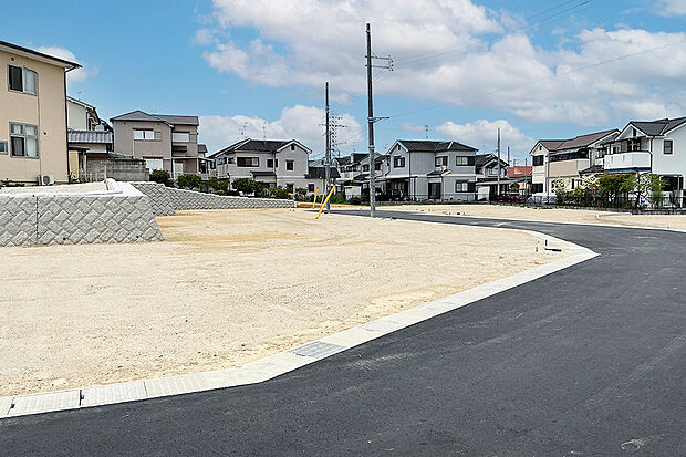 【16号地 現地写真】開放感のある角地区画です。  前面道路は6mと、車の出し入れやすれ違いにもゆとりがあります。  明る