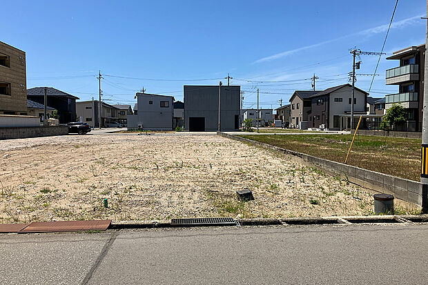 【3号地 現地写真】敷地面積約57坪で閑静な住宅地です。 
間口が約9.4mあるので駐車並列3台可能な整形地です。
