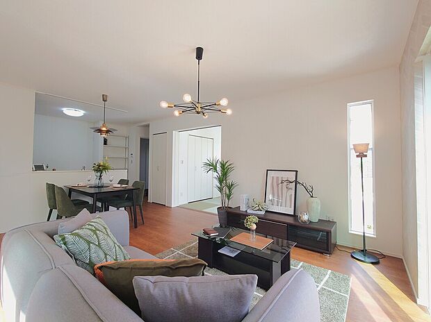 東側は開けており、風通しも良好なリビング。窓数も多いので明るく過ごせます。