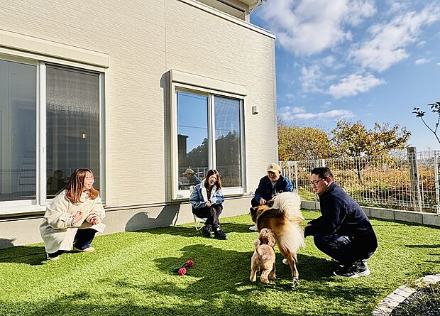 【10号棟のお庭（ドックラン）】【人工芝敷きドックラン】ワンちゃん向け
自宅のお庭で気軽に遊ばすことが出来ます。鍵付きのフェンスも設置で脱走対策もバッチリ。費用軽減にもなりGOOD！