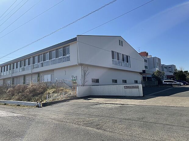 八木南小学校(約1,900m)