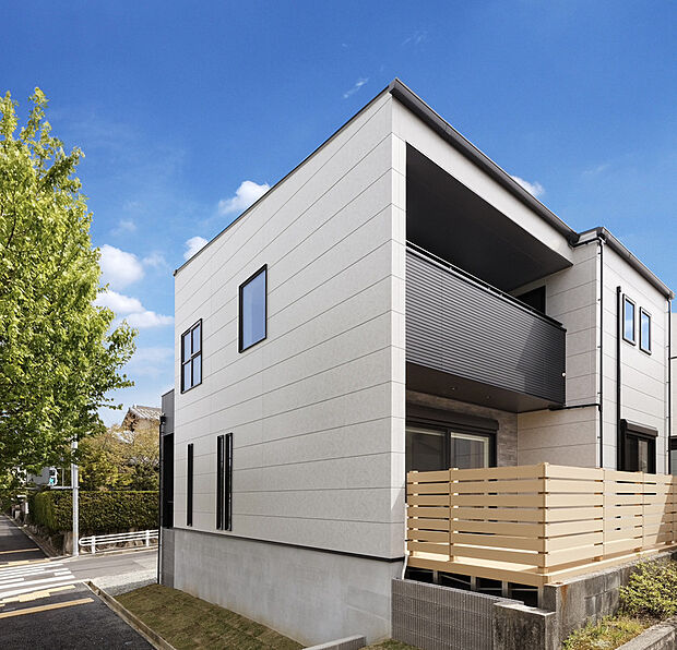 外断熱工法×吹抜け×ウッドデッキのモデルハウス。外断熱の家だから叶う、年中快適な住まいをぜひご体感ください!