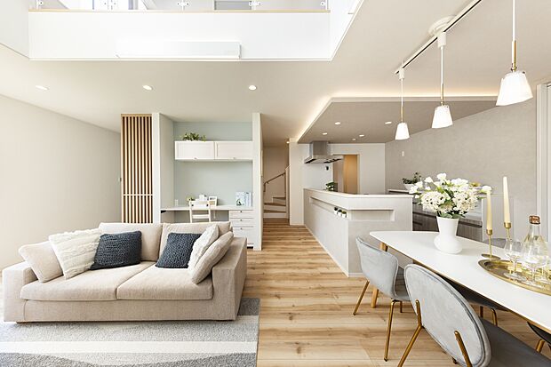 【モデル：年内までご見学いただけます】穏やかな陽光が吹抜けから差し込む、リビングとダイニングスペース
暮らしの起点となる大切なエリアを、より機能的、且つより快適に