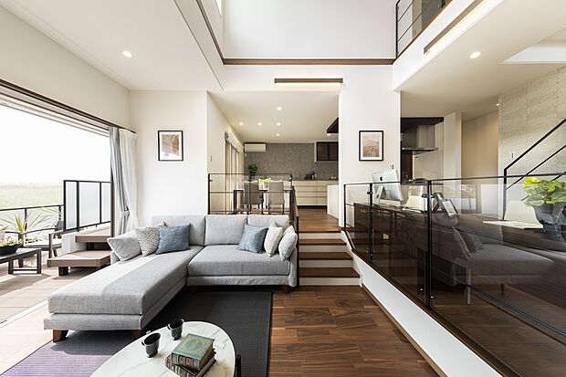 【【14号地:リビング】】外断熱工法なら、各部屋を区切らずとも温度を一定に保てます。
余計な仕切りがないから、空間を広々と使えるし
家族との繋がりも保ったまま、自分の時間を過ごせます