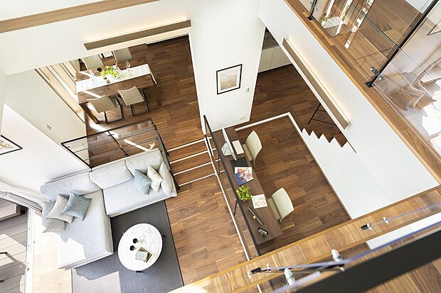 【【14号地:吹抜け】】陽光が差し込む広々とした開口部が印象的な、日々の暮らしやすさを考え尽くした家
随所に生活動線や収納スペースを配置することで、どんな生活スタイルにも柔軟に対応できます