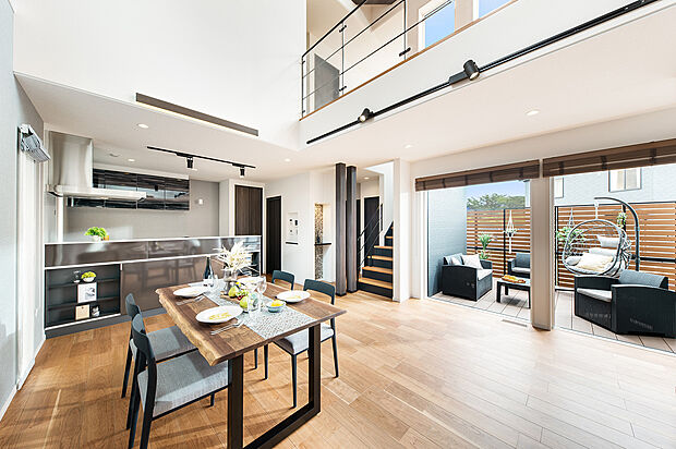 【【キッチンダイニング】外とつながりを感じられる設計に】27.6帖の広々空間と大きな吹き抜けのある開放的なLDK。ウッドデッキにも繋がりさらに奥行きも感じられます。