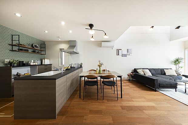 【建物プラン例（LDK）】陽光差し込む吹抜け構造は、ただスペースを拡張するだけでなく
家族が集うLDKをいつでも明るく、開放的に演出してくれます。
自由設計で創る間取りなら、家族のつながりも阻みません。