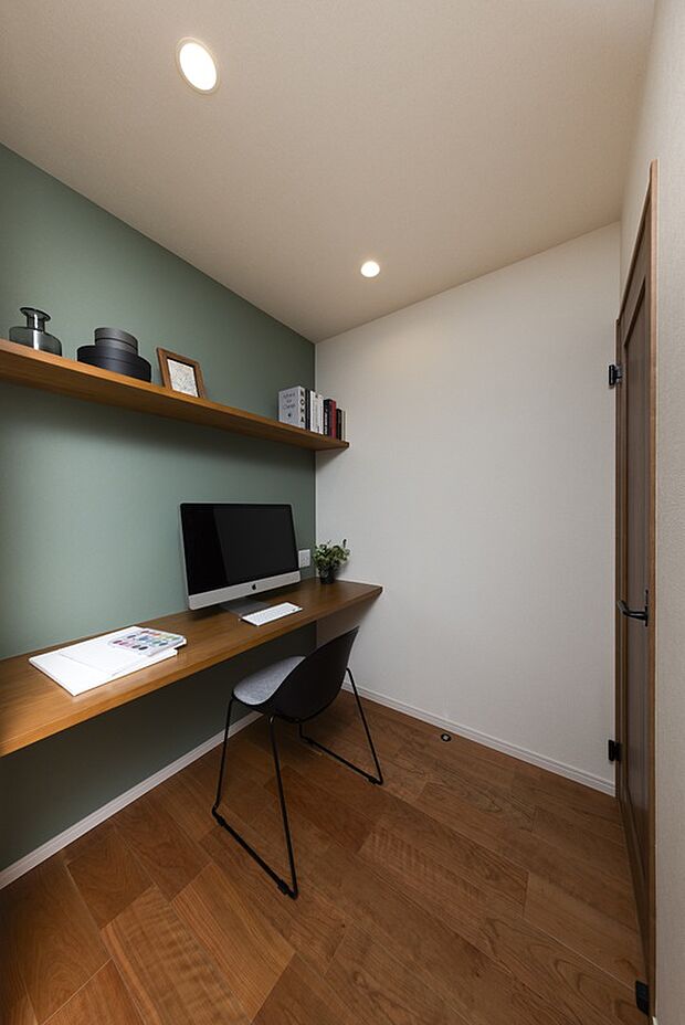 【建物プラン例（スタディスペース）】リビングに併設して設けたスタディスペースは、家族との繋がりを阻まずに自分だけの時間を過ごす空間として。
お子様の勉強やリモートワークにも最適です。