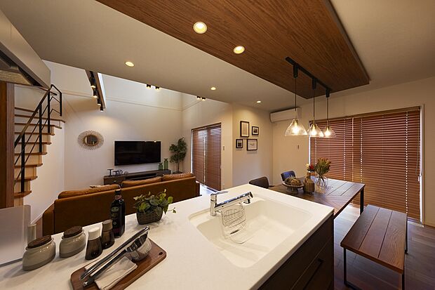 【ルナシティ柏エアーズ【No.3】ダイニングキッチン】【コンセプトモデル：BOHOスタイル】
リビングに居る家族とのつながりを阻まず、吹抜けによる空間の転調で生活空間だけを分けます。
コミュニケーションを支える家づくりは創建にお任せください。