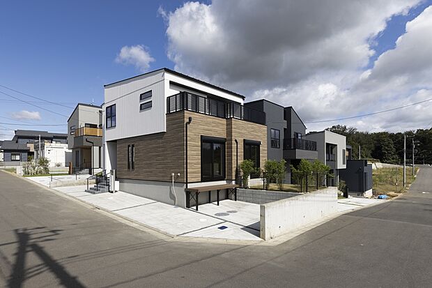 【【現地街並み】】閑静な住宅地に位置しつつ、駅徒歩15分の商業区を享受できる好立地。
穏やかなライフスタイルに最適です。
(2025年10月)撮影