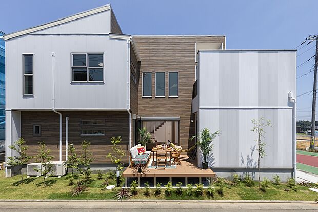 【人気の「ガルバ」に白がでた!】白ガルバ×ダークブラウンが目をひく、洗練された大人気の外観スタイル