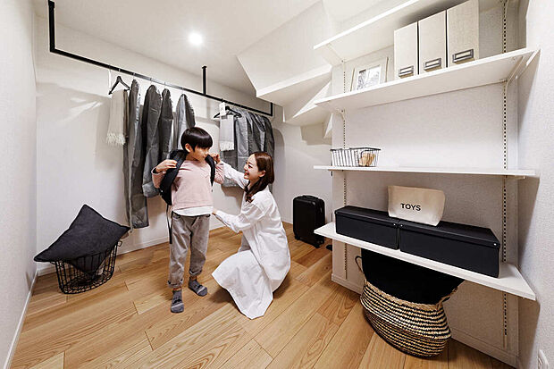 【施工プラン例(ファミリークローク)】家族みんなの洋服を収納できるクローゼット。お出かけ準備が楽しくなったり、帰宅後もすぐにアウターを片付けたりと良いことづくめです◎