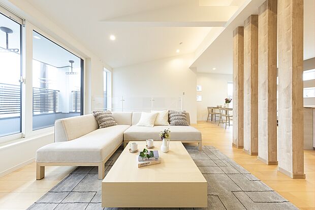 【【施工例:2階リビング】】通行人や外からのプライバシーを守りつつ、開放感のある2階リビング。
お出掛けや買い物帰りなどでも大変にならない間取りや動線の工夫がございます。
※「ルナシティ柏アクティア」にてご覧いただけます