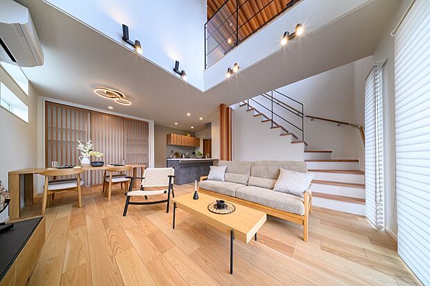 【【施工例:リビング】】創建の家づくりでも人気の「和-nagomi-」コンセプト。
モダンな内装に和のテイストを取り入れた、落ち着きのある洗練された内観です。
※弊社柏シリーズ「ルナシティ柏エアーズ」にてご覧いただけます