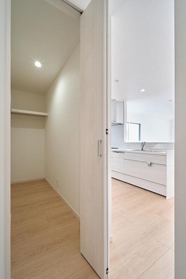 2号地：洗面室横にスペースを確保した「ファミリークローゼット」。
