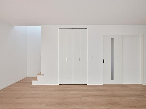 【2号地】リビングの階段下には収納を設けています。掃除道具や日用品の収納にぴったり。