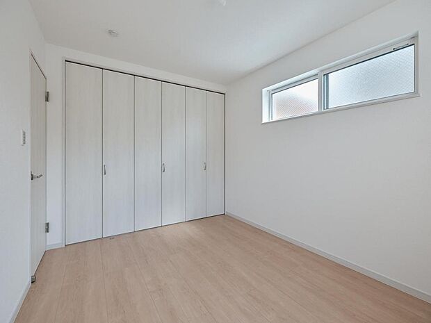 【【3号地】洋室】壁一面をクローゼットに。収納内を見渡しやすく、効率よく収納できます。