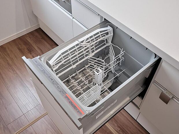 【キッチン】食器洗い乾燥機は食器収納点数40点と、約5人分に対応します。※実際とは異なる場合がございます。