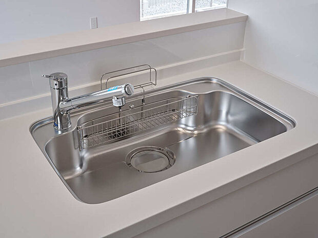 【キッチンもスペパ！浄水器一体水栓】本体にカートリッジを内蔵し、レバーひとつでクリーンな浄水が使えます。ペットボトルの購入やゴミ出しの手間がなくなり、毎日の料理や水分補給がスムーズに。引き出せるシャワーヘッドはシンク掃除にも便利で、日々の家事ラクを支えます。