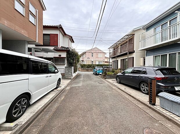 販売現地、前面道路