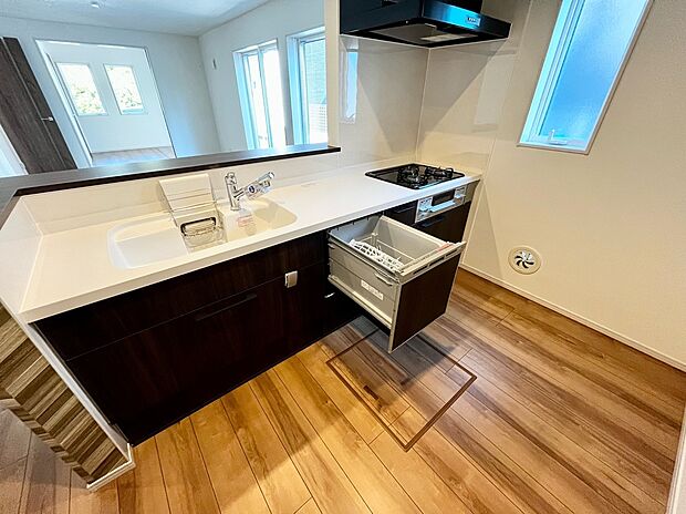 【システムキッチン】対面のシステムキッチン、食器洗い乾燥機付き