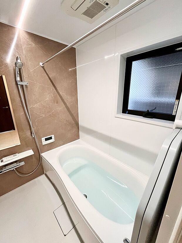 【浴室】ゆったりとした1坪タイプバス、暖房乾燥機能付き