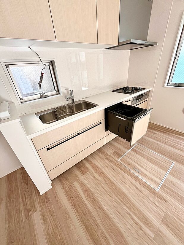 【システムキッチン】食器洗い乾燥機付き、吊戸棚付きで収納豊富