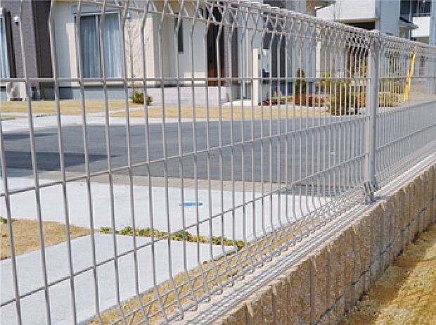【フェンス・ブロック】敷地の境界部分には、分譲地それぞれのデザインやコンセプトに合わせたフェンス・ブロックを採用しています。