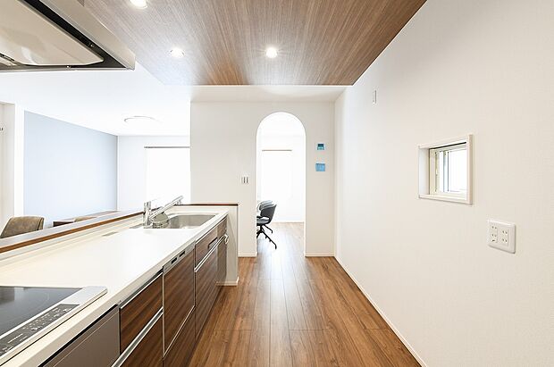【キッチン】アーチ型の垂れ壁は、直線的になりがちなお家のデザインに、柔らかく優しい雰囲気を演出します。（19号棟）