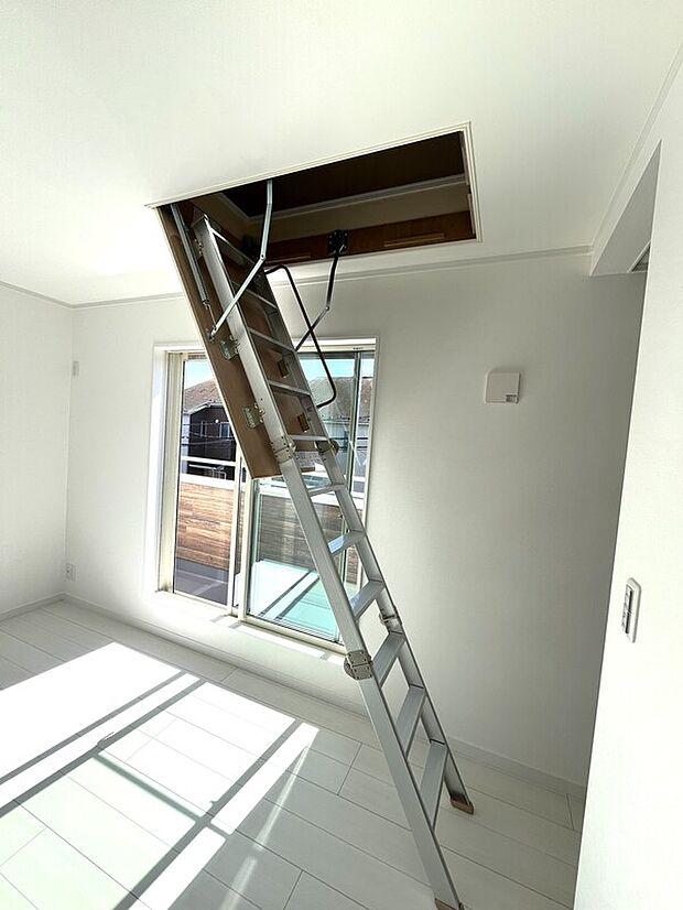 【A号棟グルニエ】季節物の収納に便利なグルニエ付き