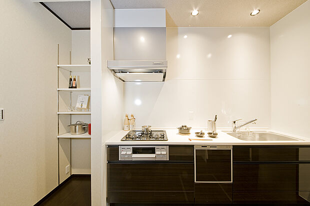 【8号地モデルハウス】
半独立型のキッチン空間は高い機能性を実現。隣に可動棚付きのパントリーを備え、背面にはカップボードを設けています。